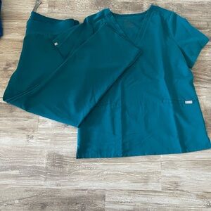 Figs scrubs SET. Top- Large, Botton- Large/ Petite